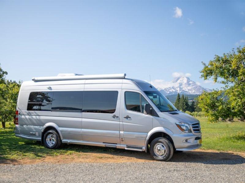 Trucchi e accessori chiave per mantenere fresca la tua camper in estate