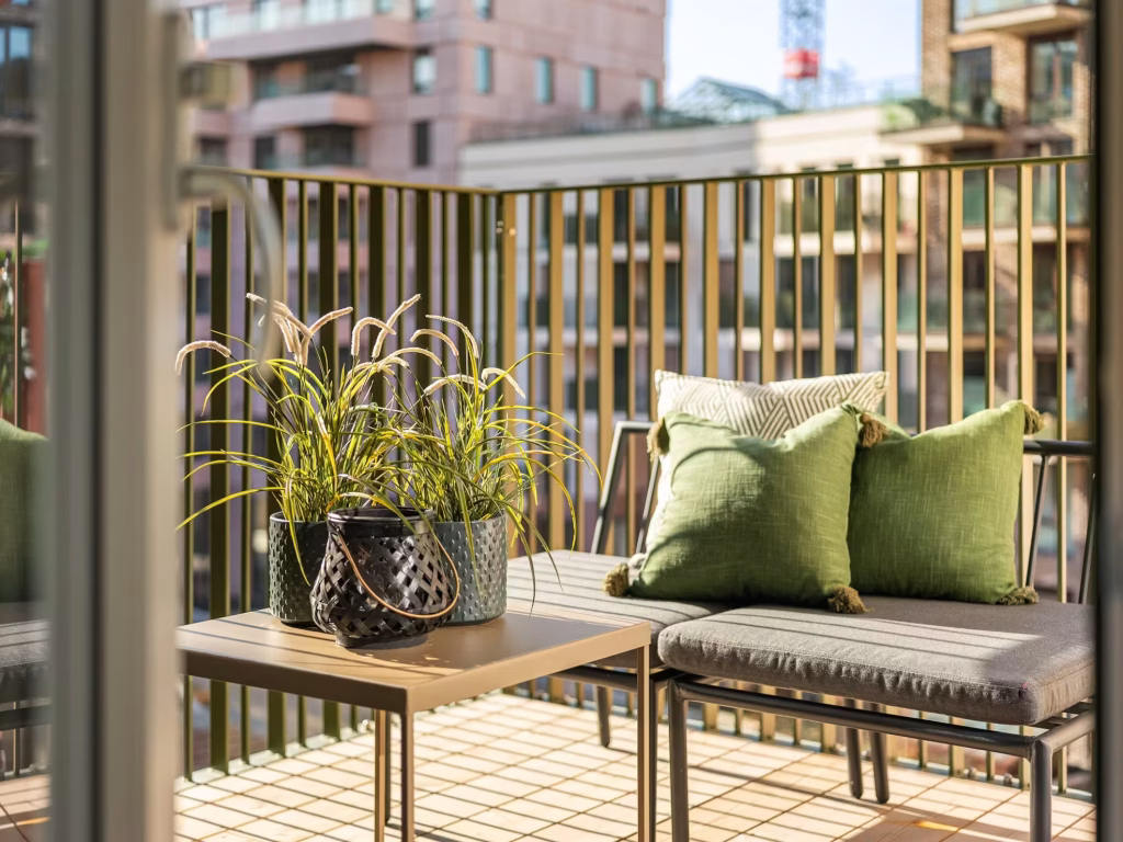balcone con divano e cuscini