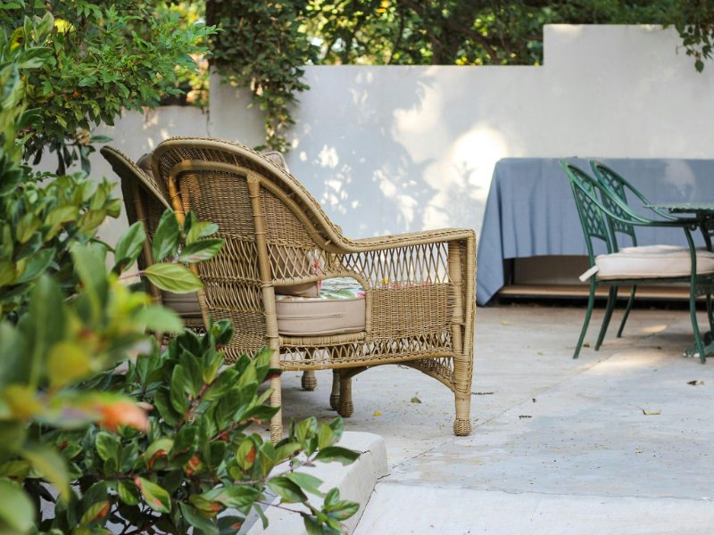 terrazza con sedia di vimini