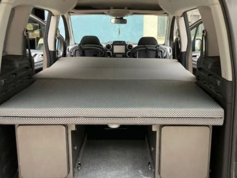 interno di un camper con materasso